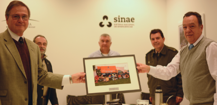 Autoridades de ADES entregando placa de agradecimiento al Sinae por la donación recibida 