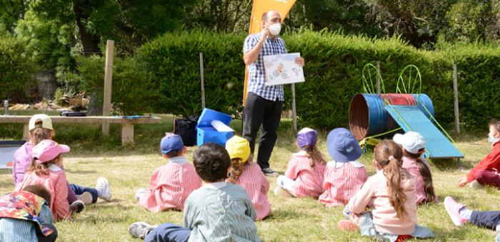 Niños y niñas de la escuela número 158 de Montevideo en el taller sobre GIR organizado por Sinae y el Cecoed de Montevideo