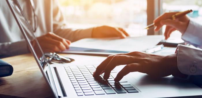 Curso virtual y gratuito "Introducción a la GIR en Uruguay" Manos de personas trabajando en una pc