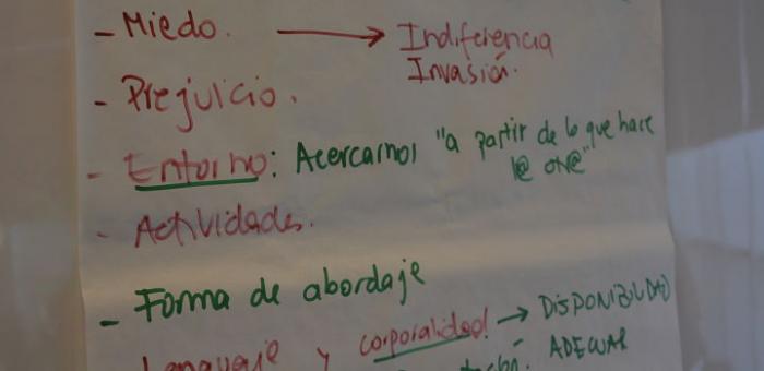 Papelográfo con texto del trabajo realizado por personas voluntarias