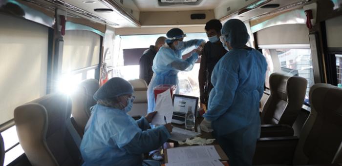 Personal de la salud aplicando vacunas contra COVID-19 en el vacunatorio móvil del Sinae Personal de la salud aplicando vacunas contra COVID-19 en el vacunatorio móvil del Sinae