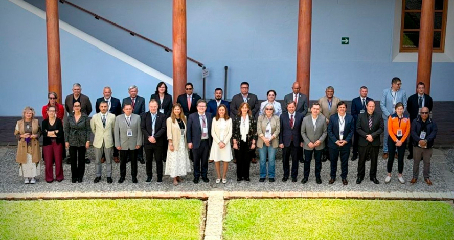 Autoridades participantes del encuentro