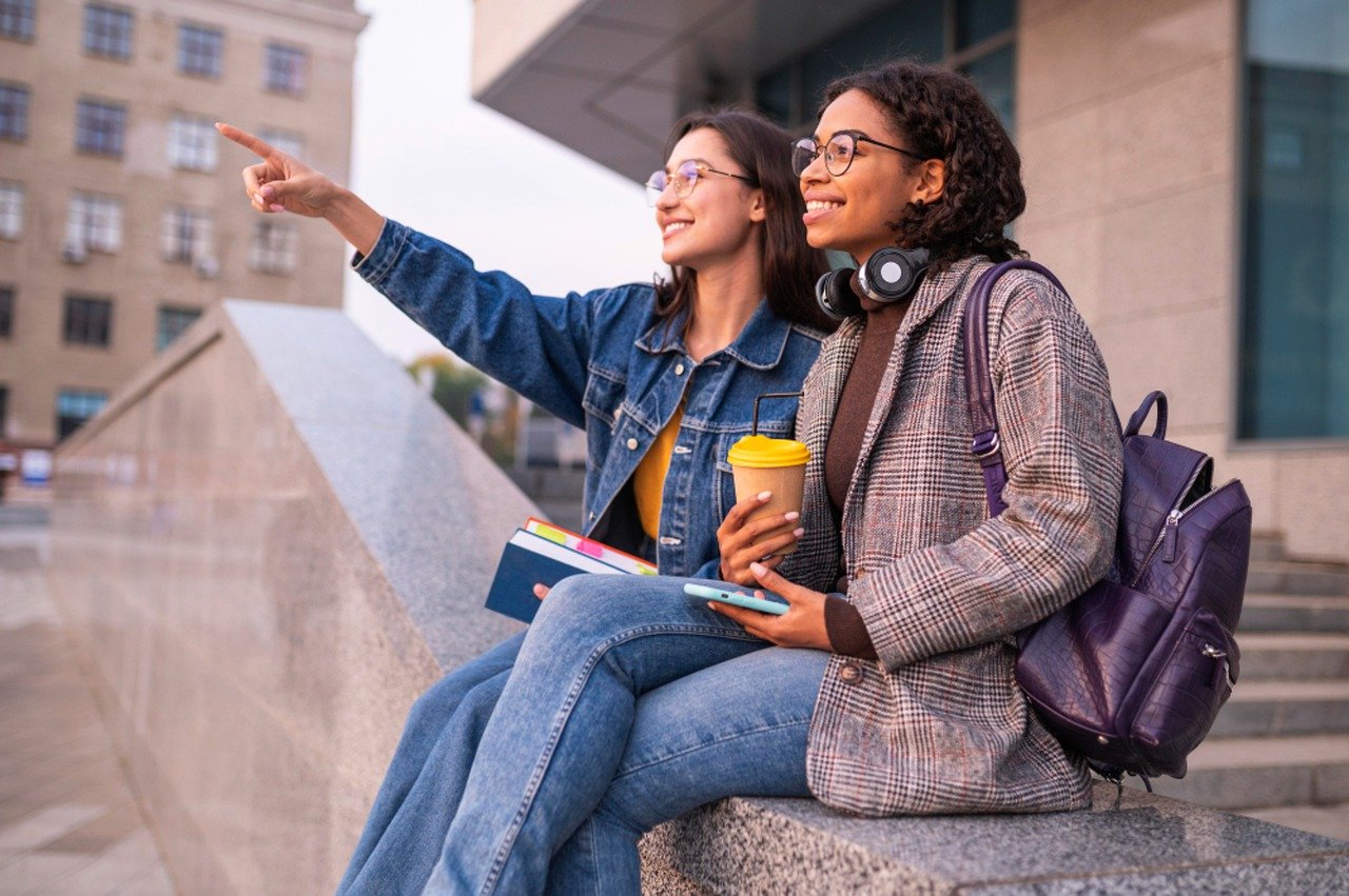 personas jovenes conversando