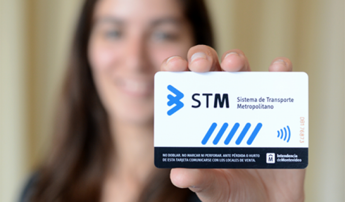 mujer con una tarjeta stm 