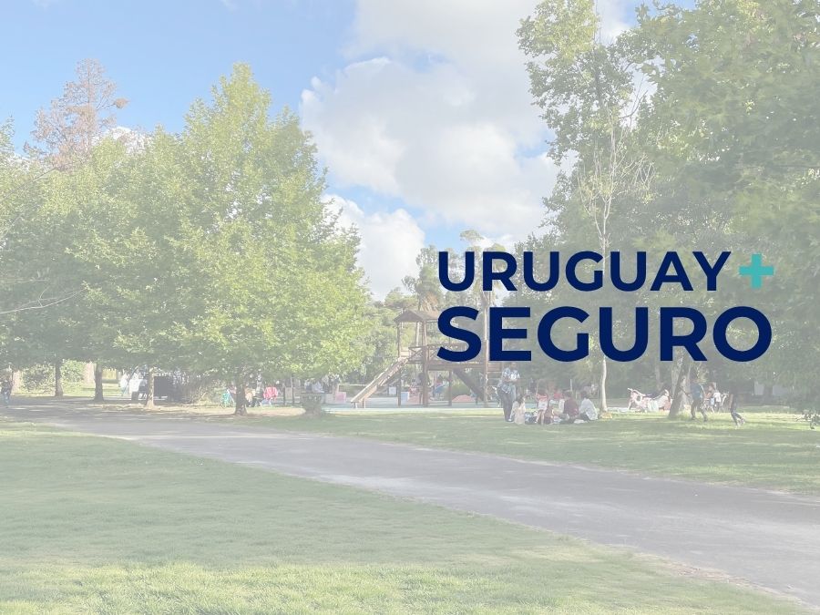 Fotografía parque con texto "Uruguay + Seguro"