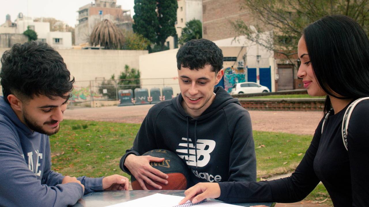 Jóvenes estudiando