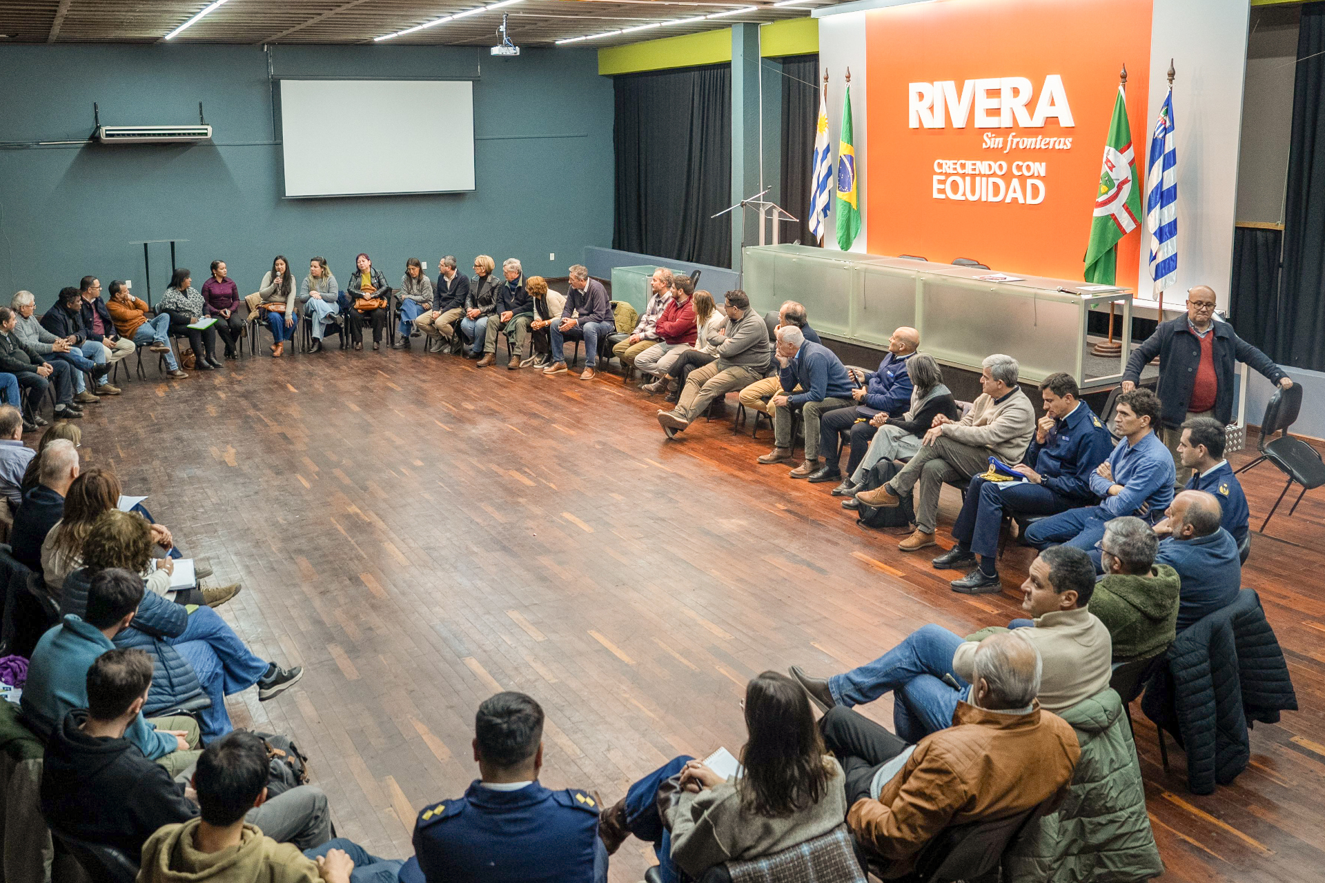 Autoridades y representantes institucionales participan en una reunión de coordinación de Más Barrio en Rivera.