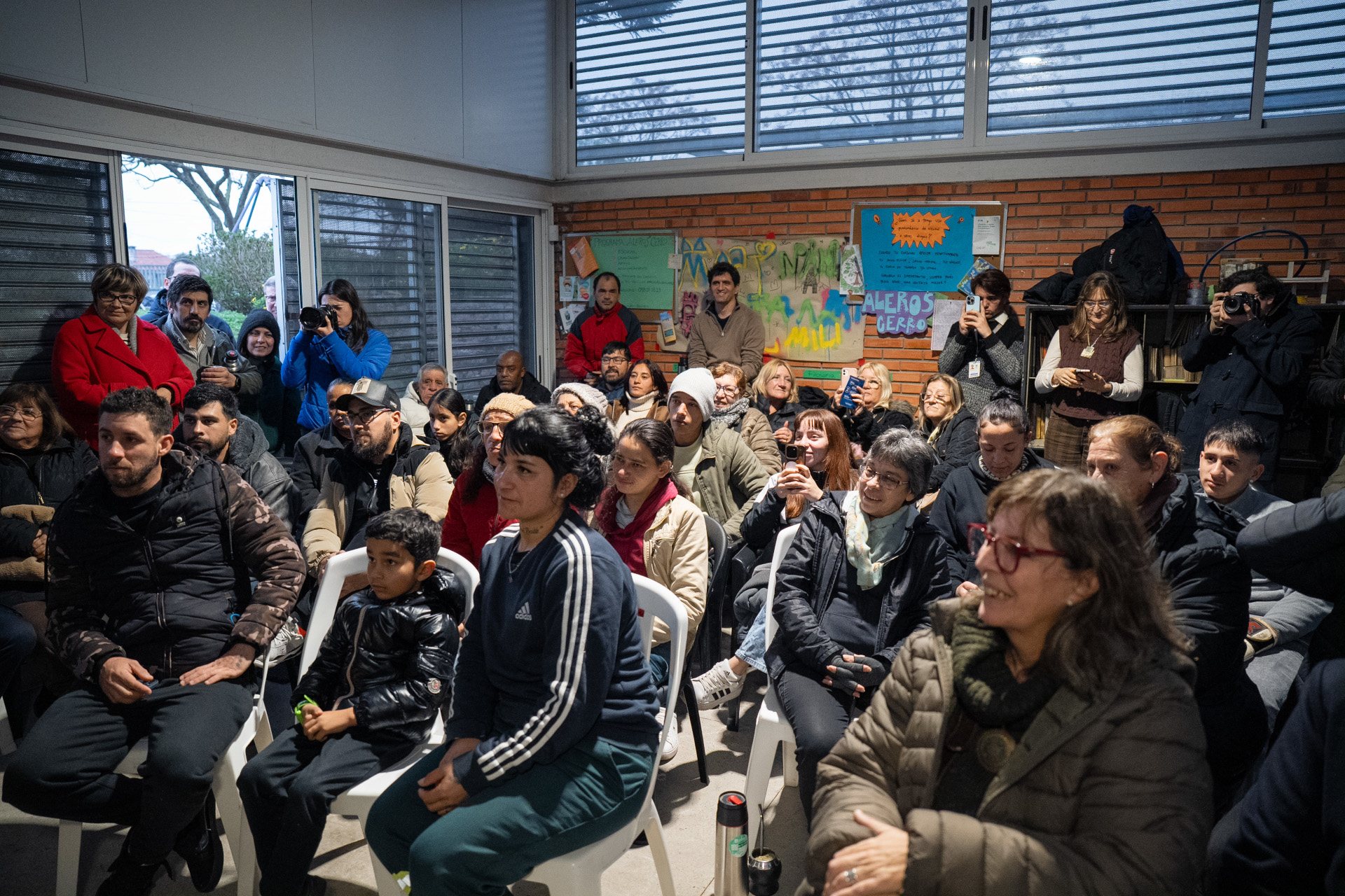Jóvenes, familias y referentes barriales asisten a la charla de Gastón Reyno en Cerro Norte.