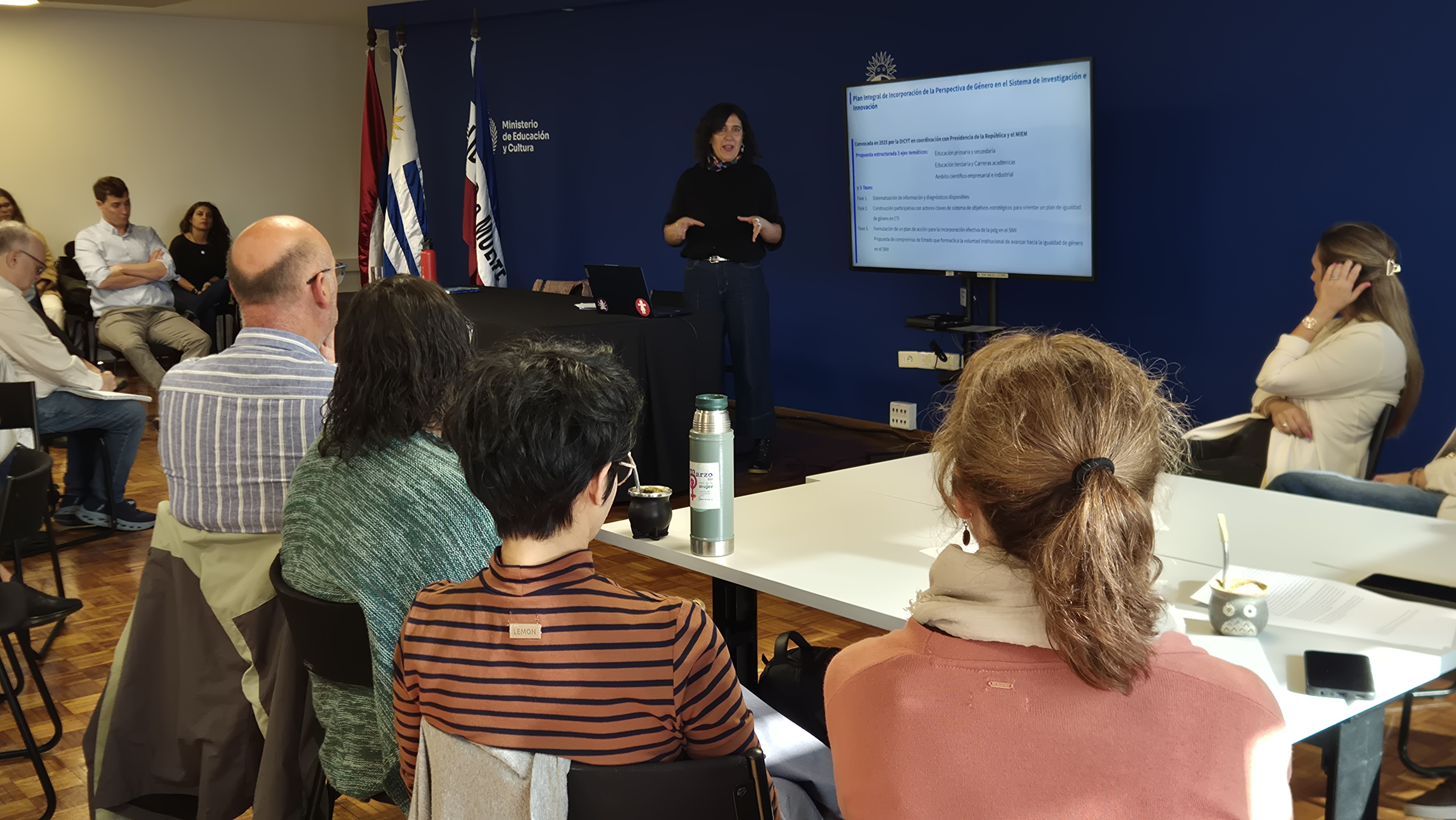 María Goñi Mazzitelli habla frente a la audiencia