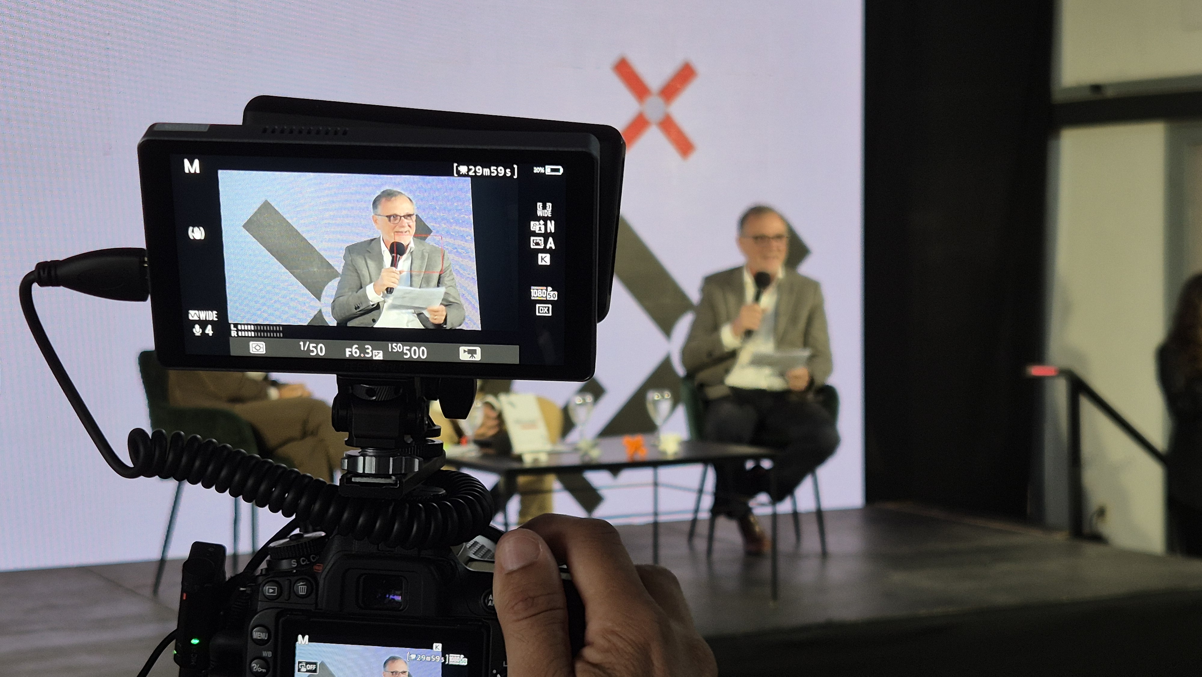 Bruno Gili hablando en el escenario