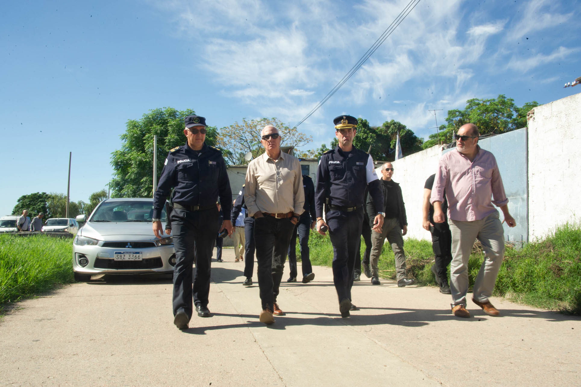 Carlos Negro camina junto a autoridades policiales durante la recorrida por Cerro Norte.