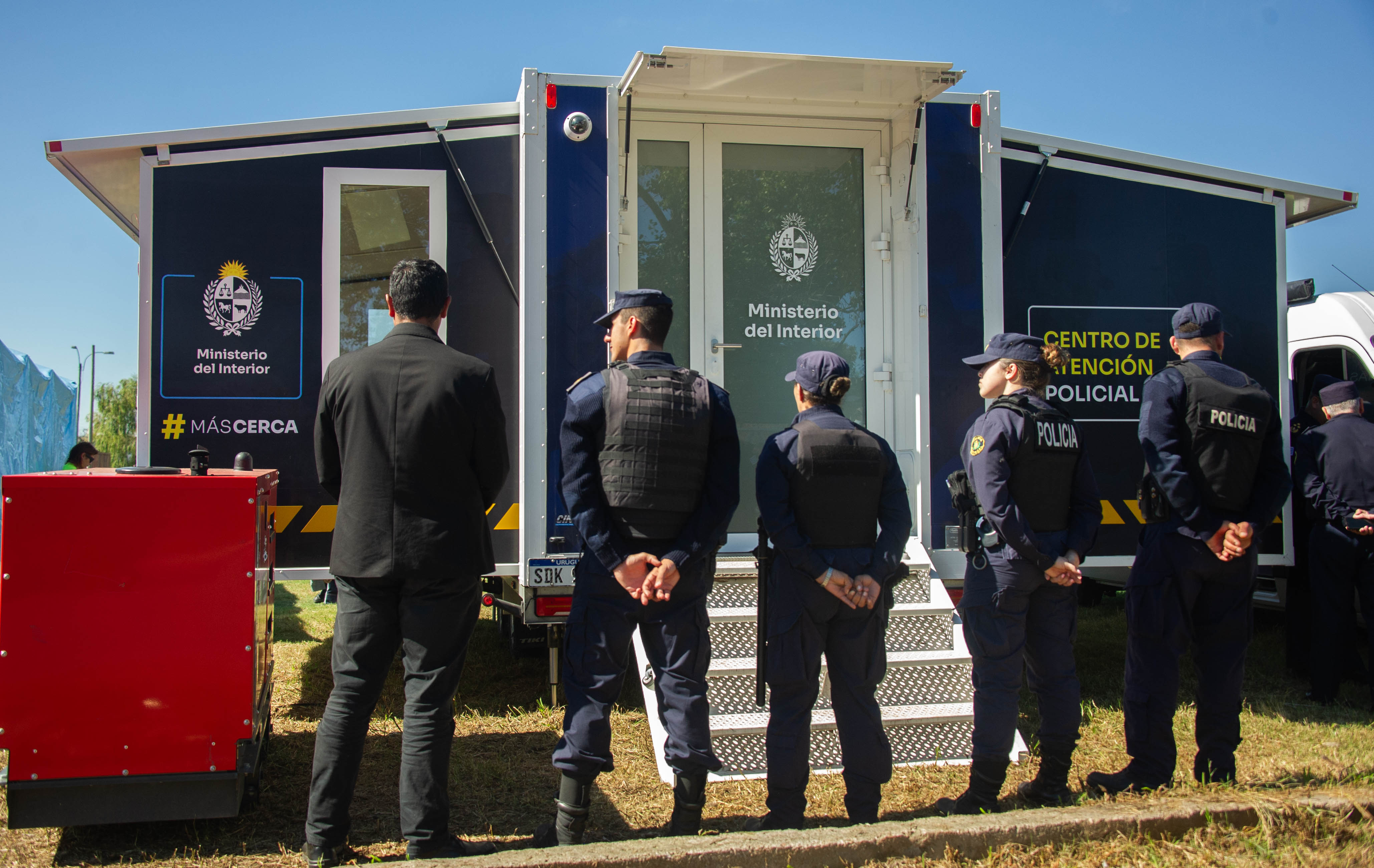 Policías junto a un centro de atención policial del Ministerio del Interior en Cerro Norte.