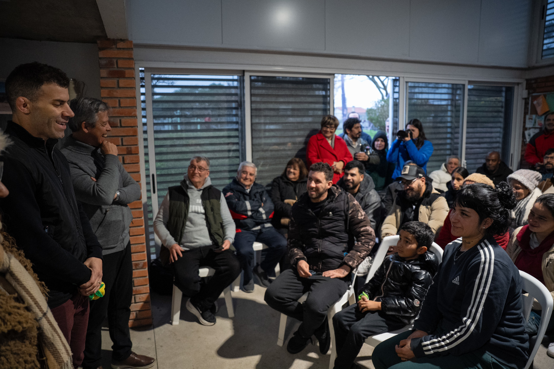 Gastón Reyno y Alejandro Pereda dialogan frente al público durante una actividad de Más Barrio.