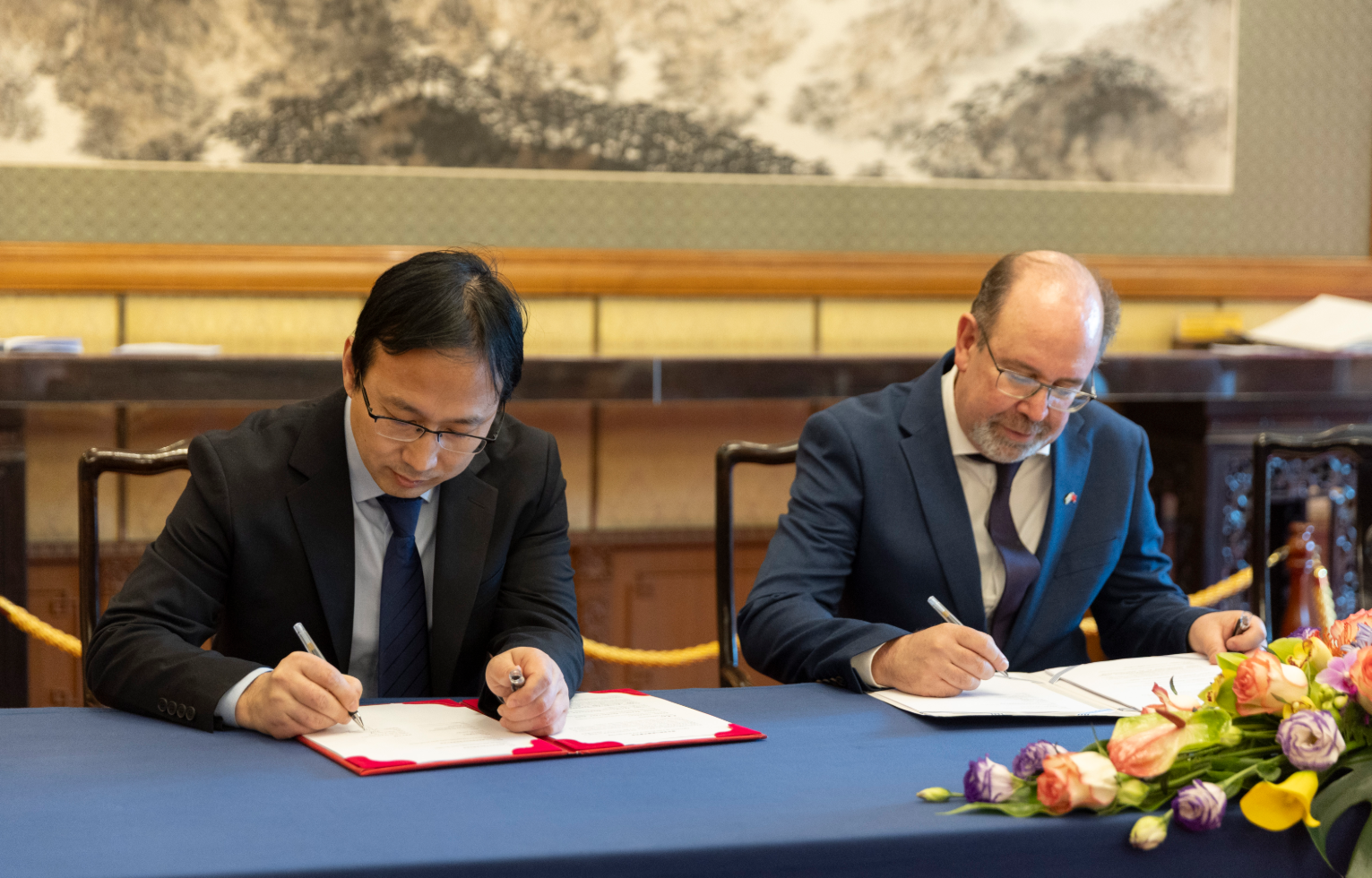 Firma del acuerdo entre INIA y CAAS