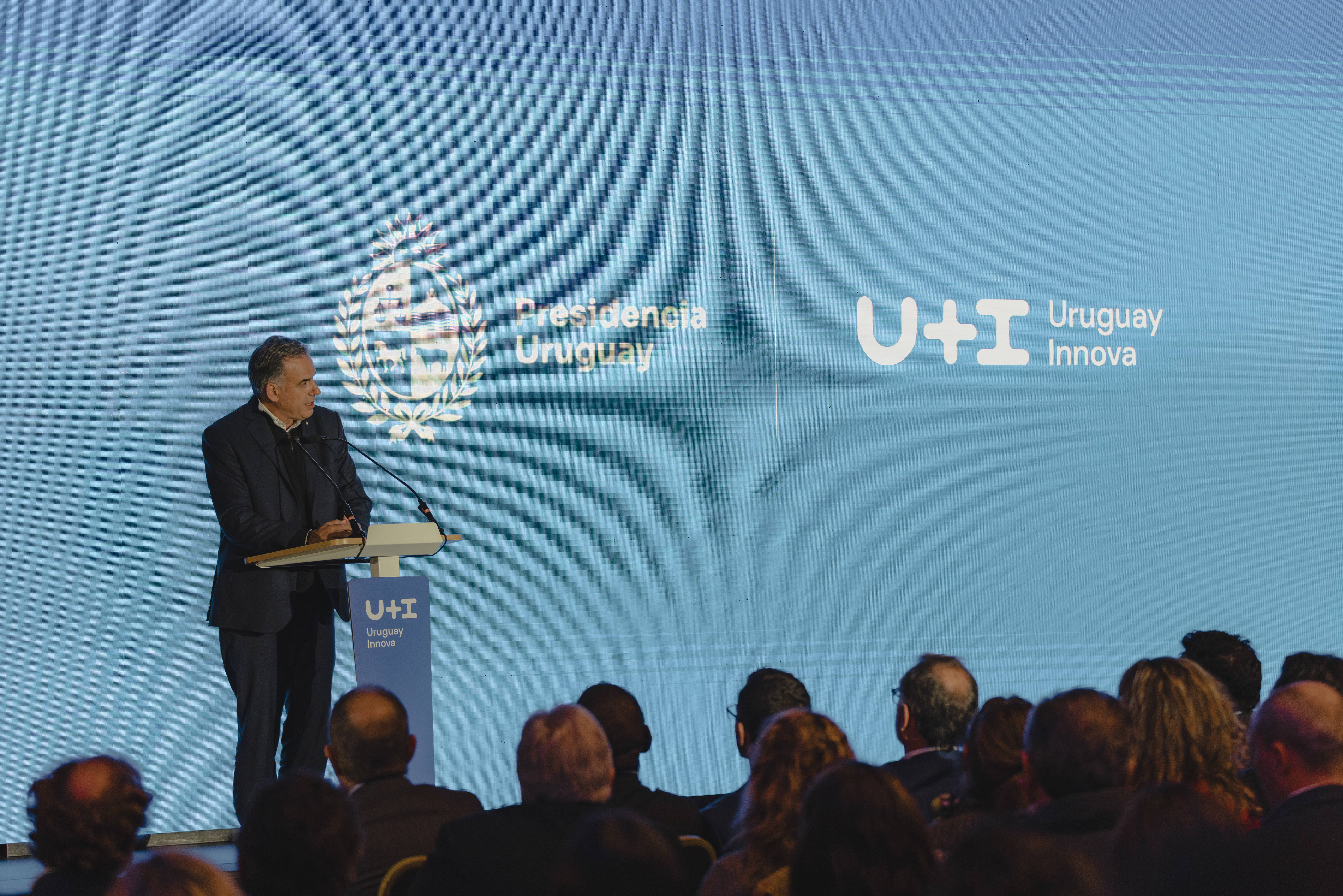 Presidente de la república habla en un estrado. Detrás logos de Presidencia de la república y Uruguay Innova