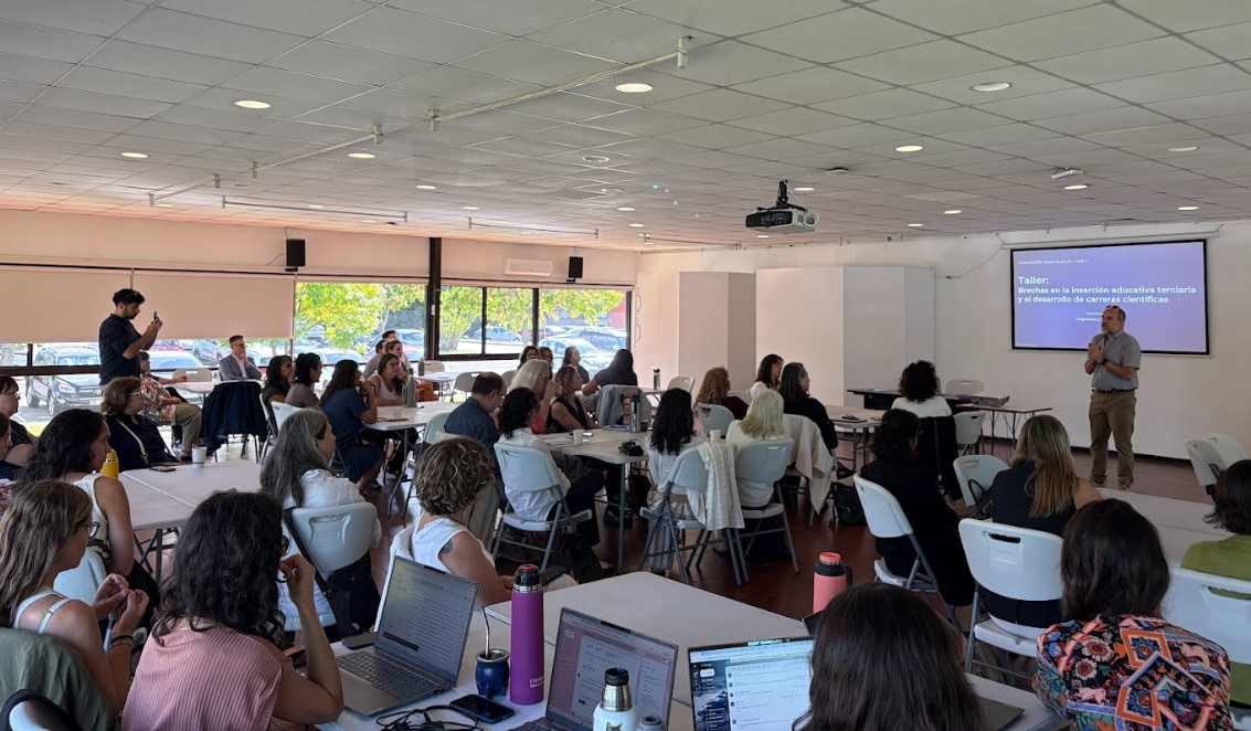 David Gonzalez habla al público presente