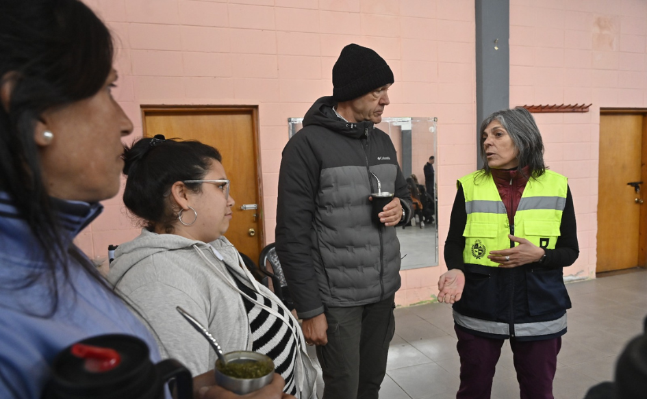 Coordinadora de Más Barrio, Silvana Nieves, dialoga con tres vecinos de Cerro Norte, que sostienen termos y mates, antes de la asamblea para elaborar un plan de mejora ambiental