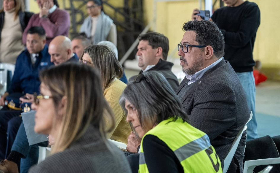 Secretario de Presidencia, Alejandro Sánchez, junto a la coordinadora de Más Barrio, Silvana Nieves, reunido con vecinos del barrio Las Higueras, en Durazno