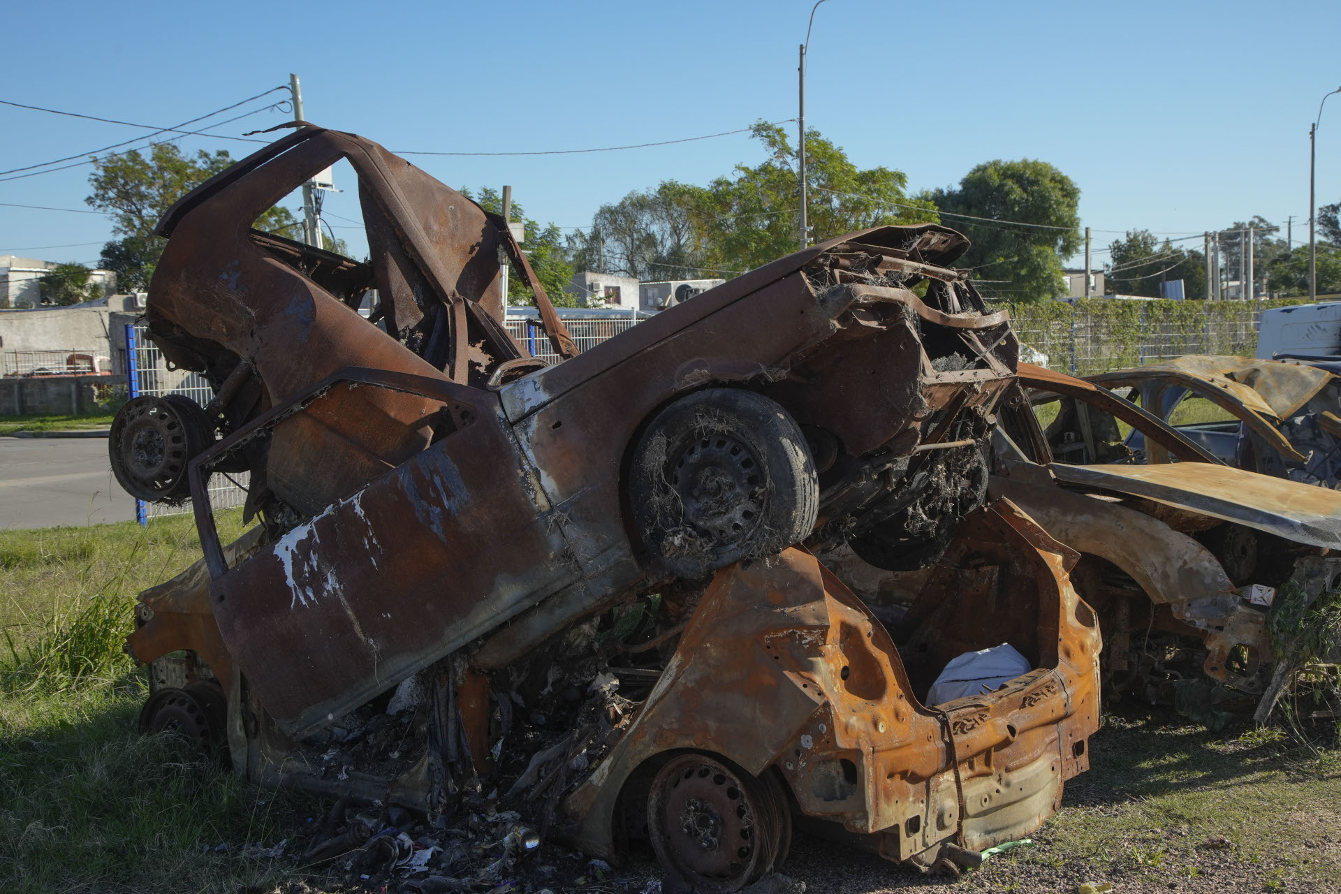 Automóviles abandonados en un predio de Cerro Norte durante la intervención de Más Barrio.