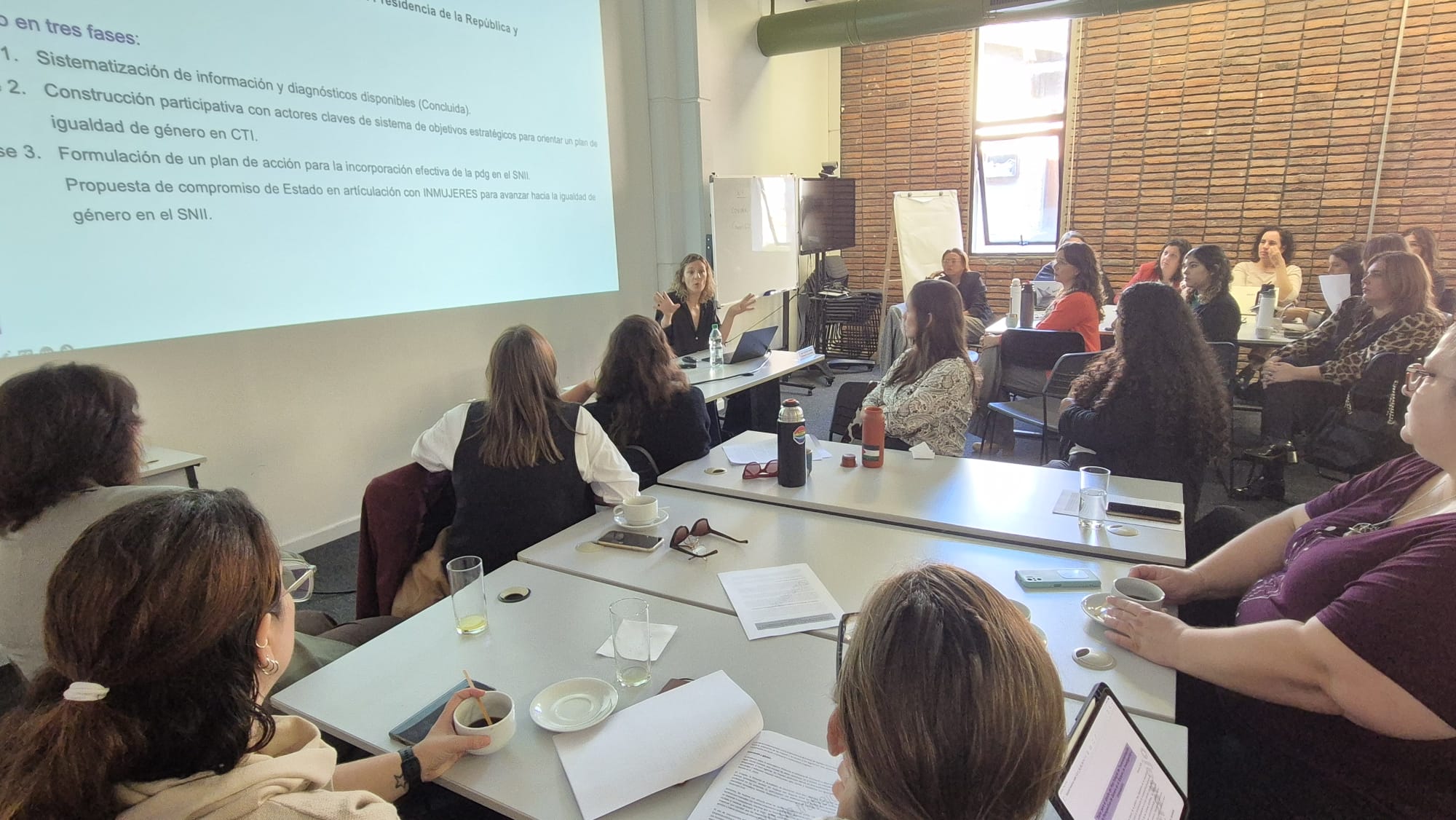 Cecilia Tomassini hablando a la audiencia