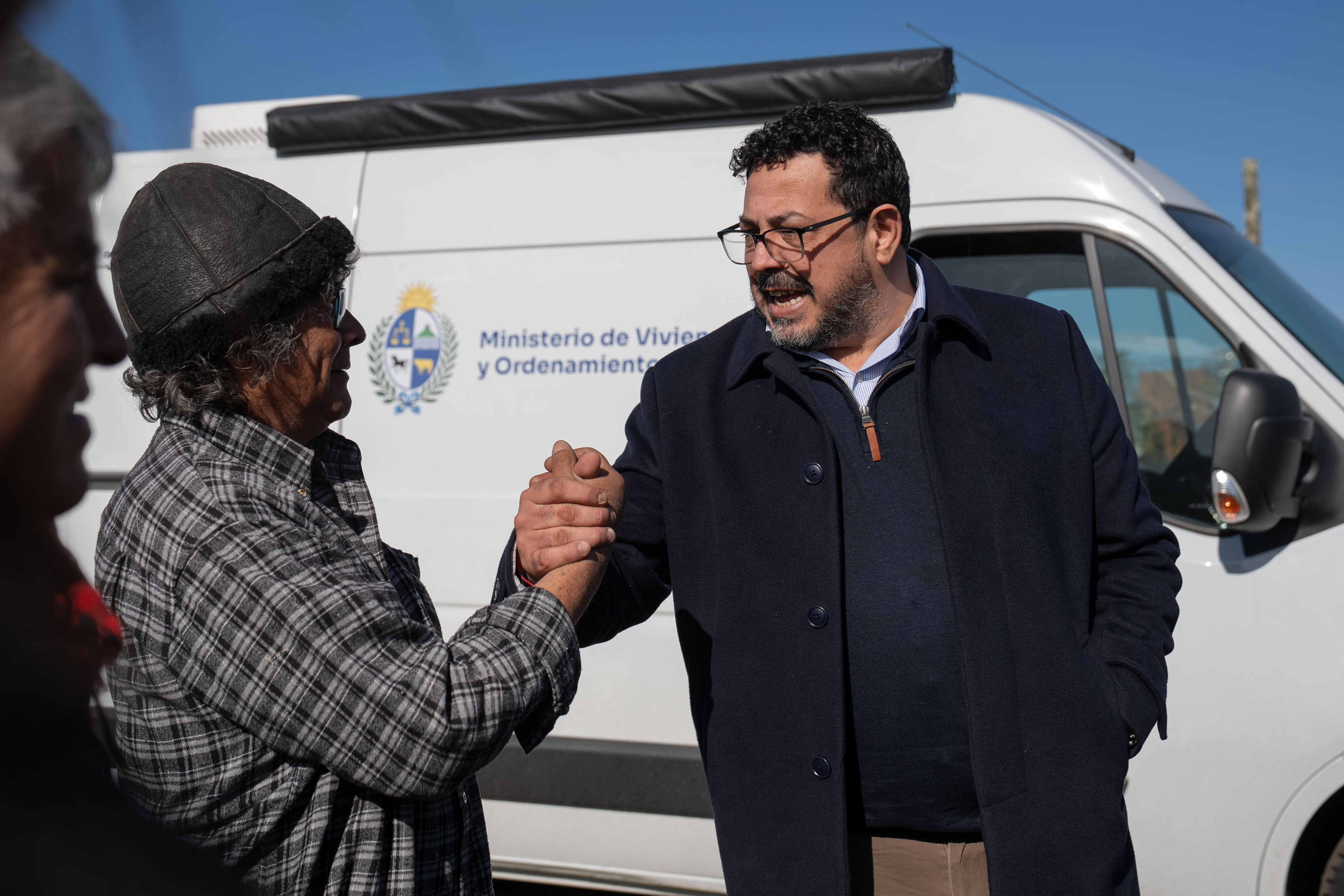 Alejandro Sánchez saluda a un vecino durante el inicio de Más Barrio en Las Piedras.