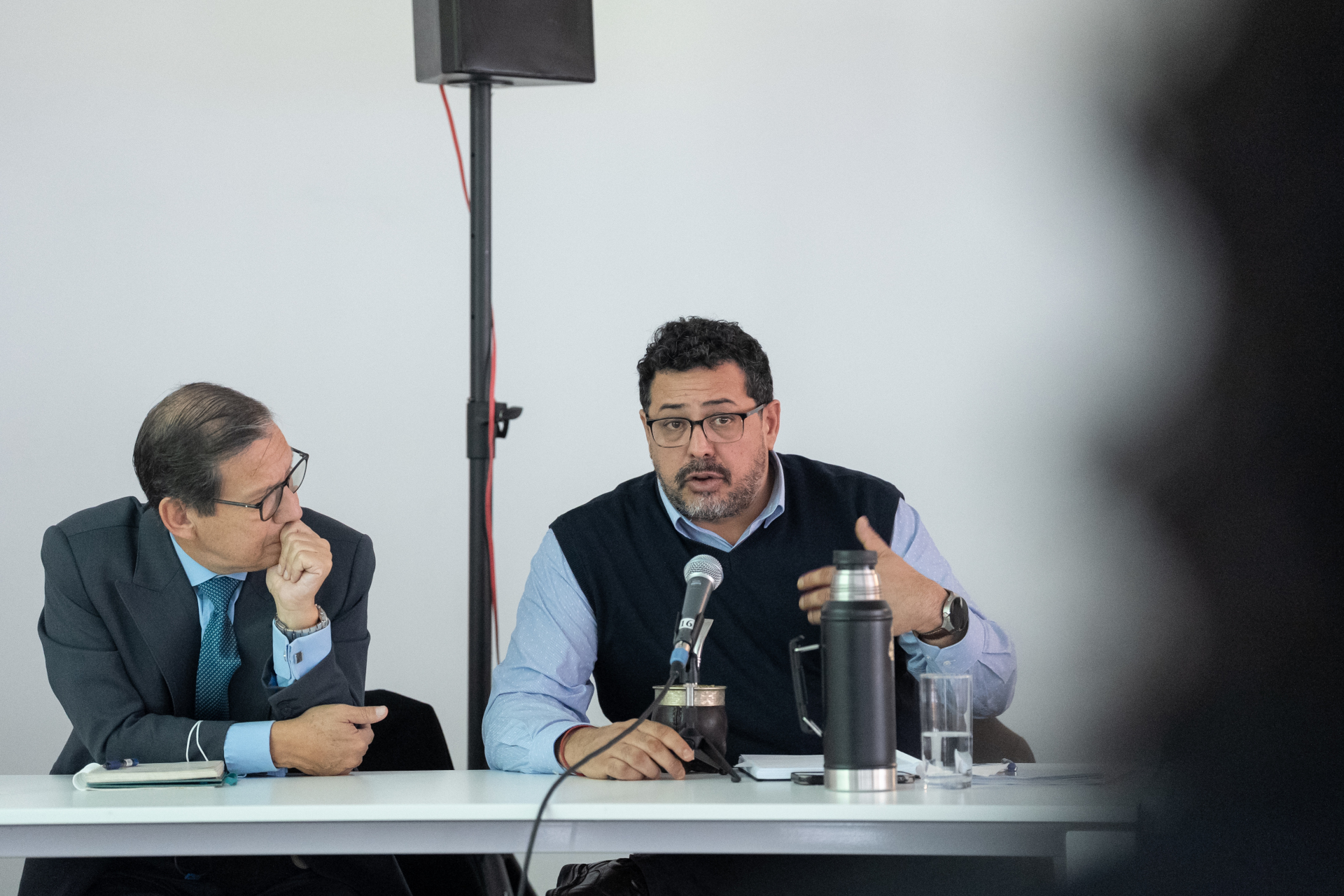Alejandro Sánchez interviene durante la reunión de actualización del programa Más Barrio.