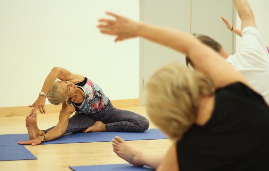 Personas mayores haciendo gimnasia