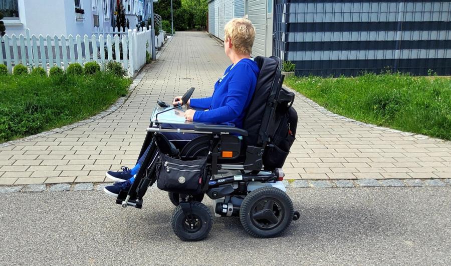 Mujer en silla de ruedas