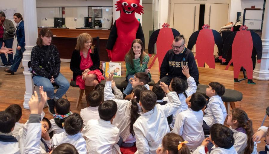 grupo de niños en un teatro