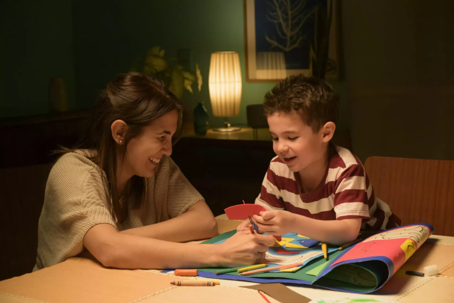 Niño haciendo los deberes con su madre