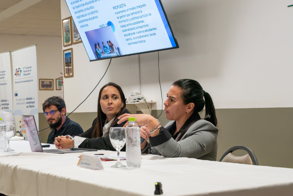 Personas hablando por micrófono.