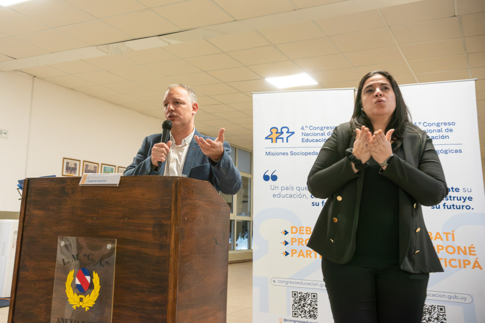 Persona hablando y otra señando.
