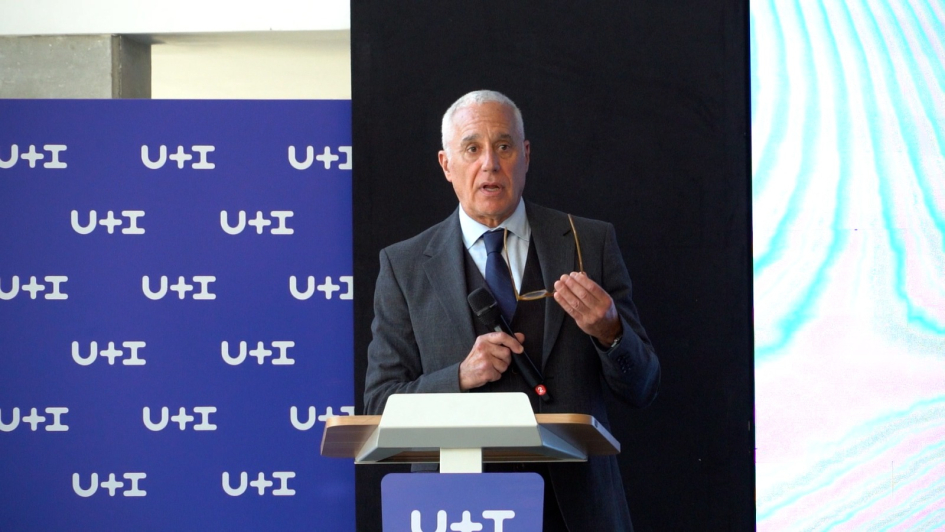 Ministro del interior habla detrás de un atril