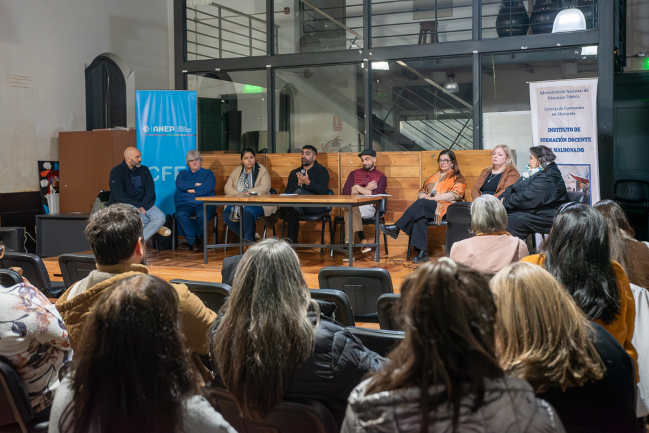 Personas en sala.