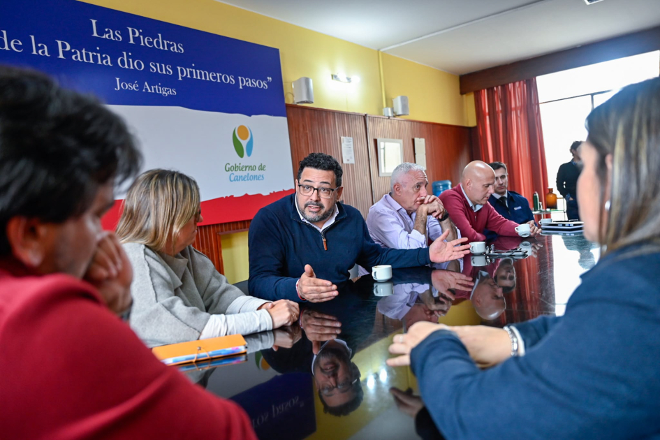 Autoridades coordinan la implementación del programa Más Barrio en el Municipio de Las Piedras.