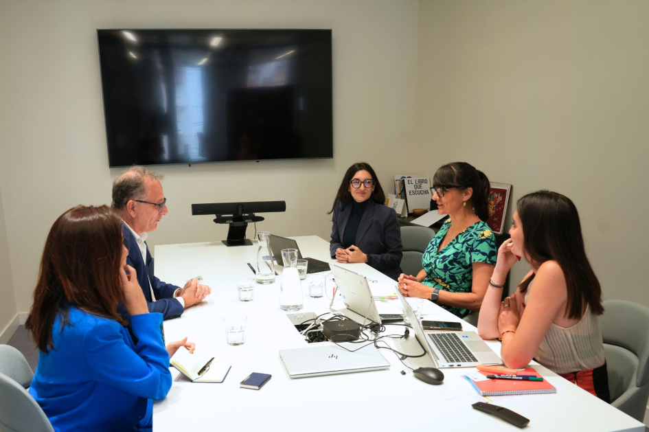 Bruno Gili y representantes del Ministerio de Transformación Digital con Secretaría de Estado