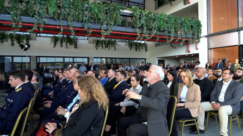 Público de la actividad mira al escenario