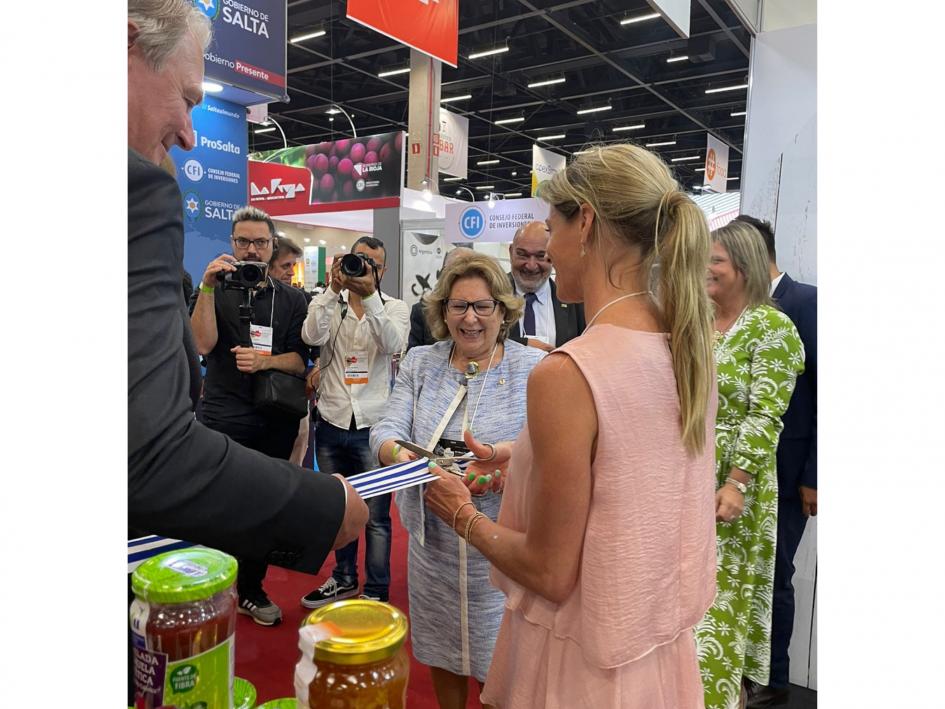 Lorena Ponce de León inaugurando el stand