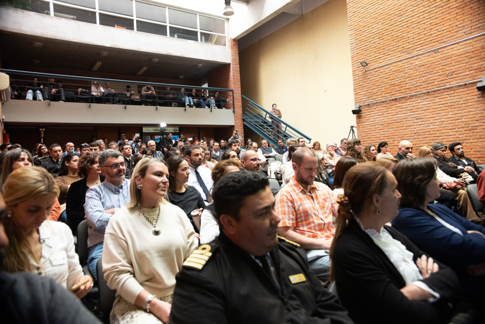 Personas en sala.