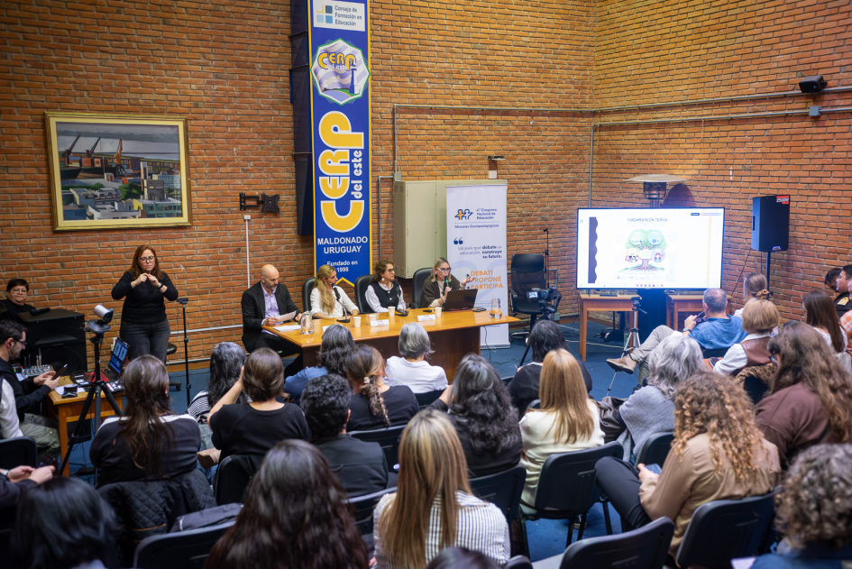 Personas en la sala.