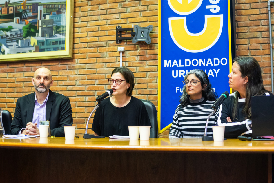 Grupo de cuatro personas hablando.
