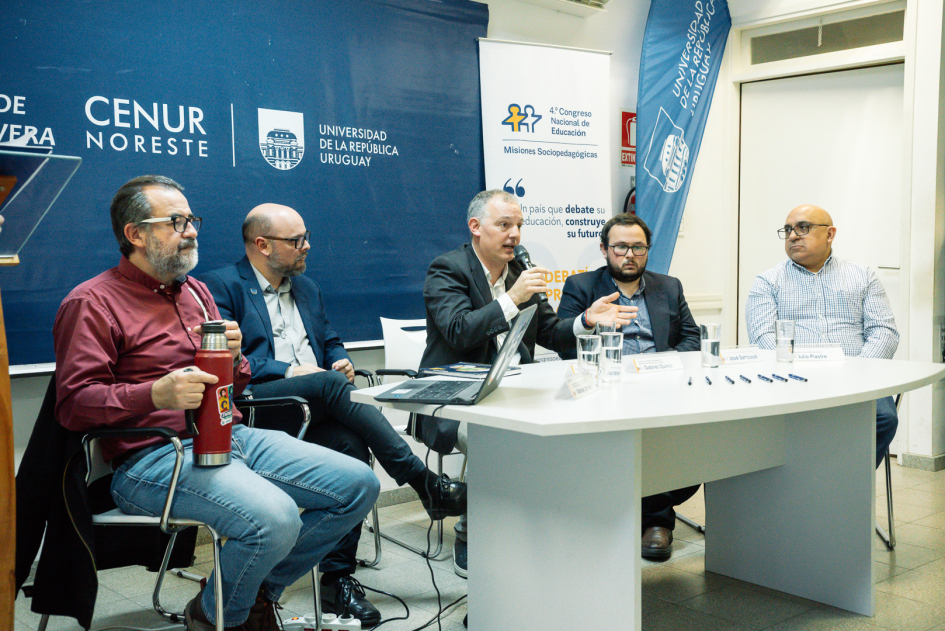 Personas en mesa de apertura.