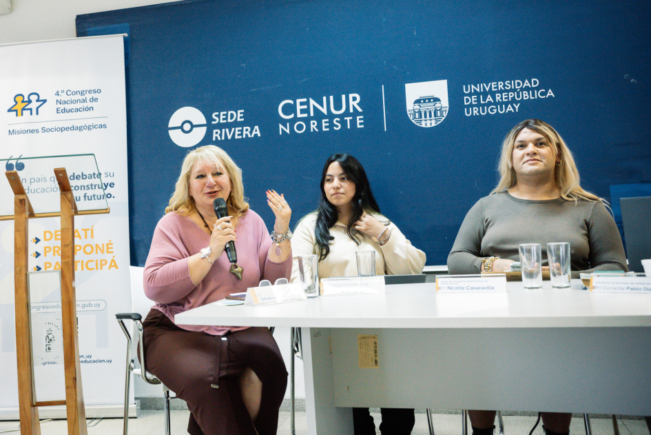 Personas hablando.