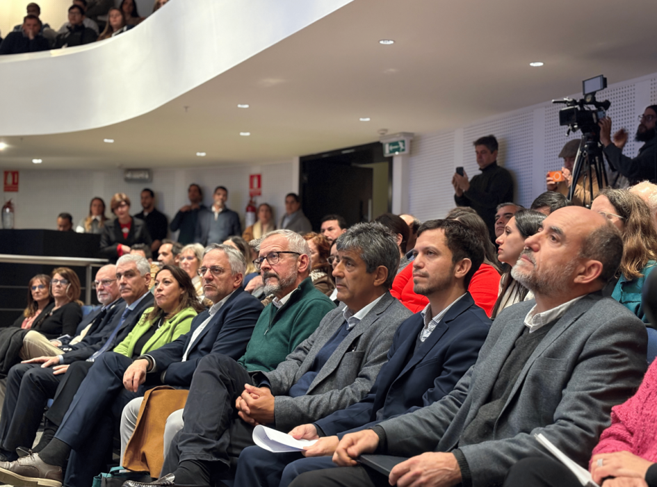 Autoridades nacionales sentadas en primera fila