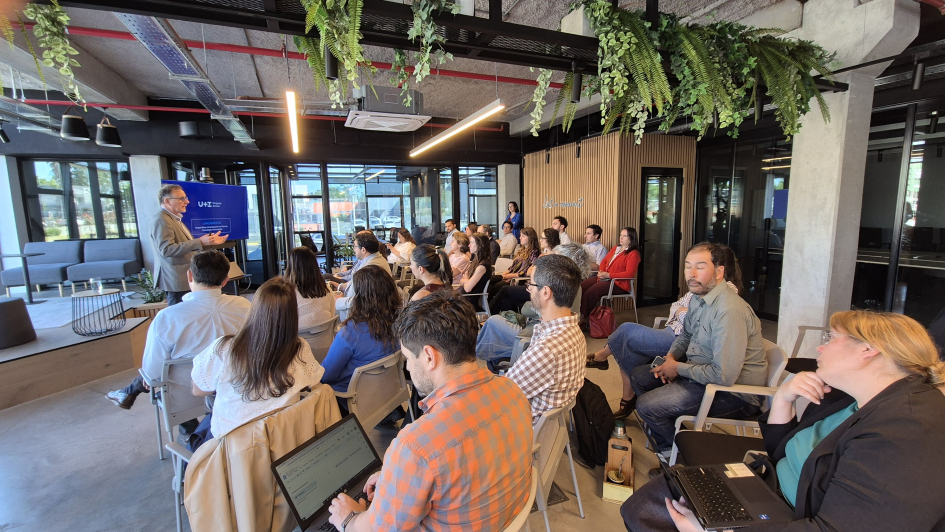 Bruno Gili habla frente a la audiencia