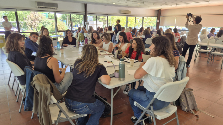 Mujeres alrededor de una mesa en dinámica taller