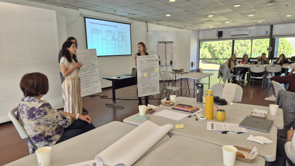 Dos mujeres presentan resultados a una audiencia