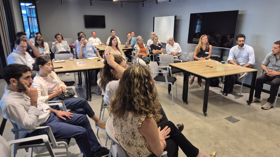 Audiencia sentada alrededor de mesas 