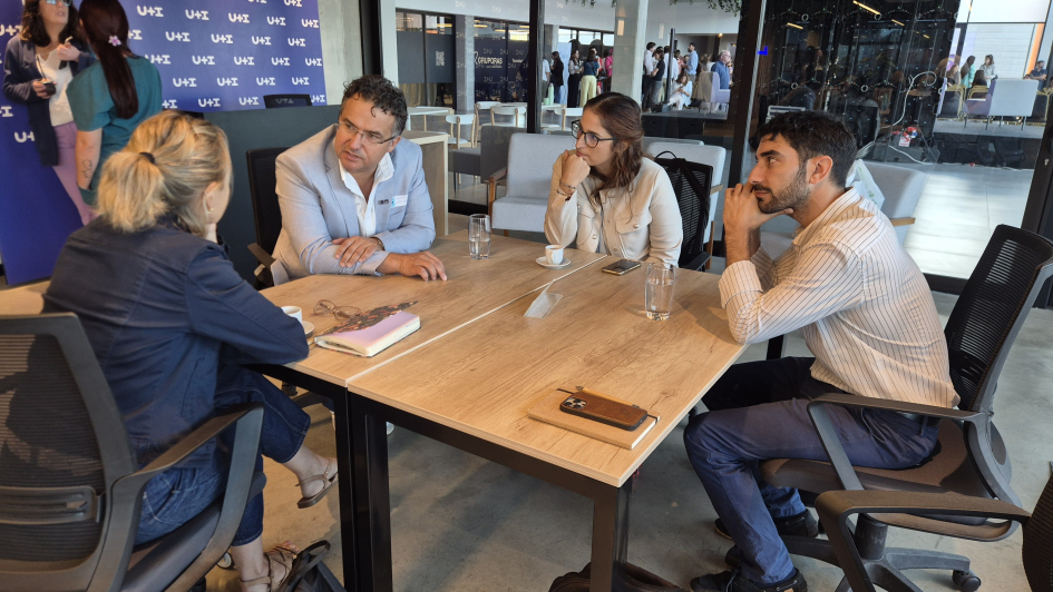 Representantes técnicos sentados alrededor de una mesa discutiendo