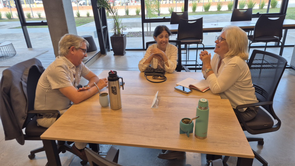 Representantes técnicos sentados alrededor de una mesa discutiendo